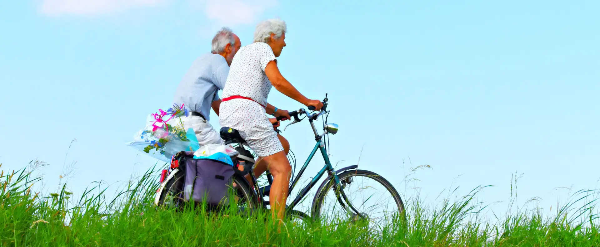 ein älteres Ehepaar fährt Fahrrad